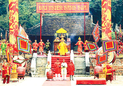 Biểu diễn nghệ thuật tái hiện cảnh Vua Lê Lợi đánh thắng giặc ngoại xâm trong lễ hội Lam Kinh 2012.